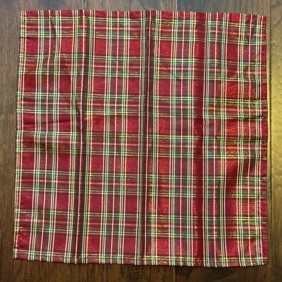 Set of 4 Christmas Holiday Napkins 2 different patterns - Holly Berry and Plaid - Picture 4 of 9